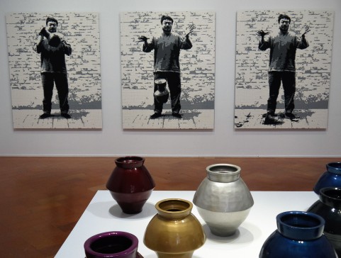 Ai Weiwei: Distruzione di un'urna della dinastia Han in LEGO (2016); Vasi della dinastia Han con vernice per carrozzeria (2014)